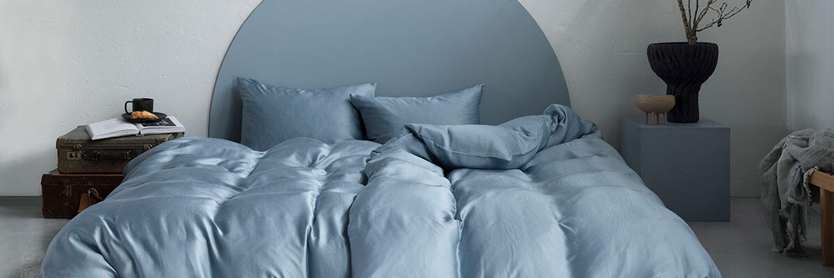 lys blå bambus sengesett ferdig opprett i seng. Bilde