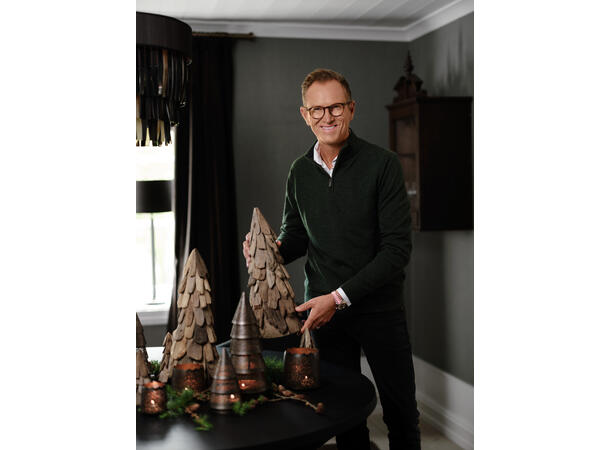 Halvor Bakke Santa dekortre til telys Ø10,5 H18,5 cm Koksgrå med gull 