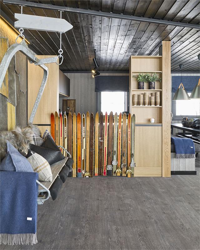 Montert skistol i taket inne i varmestua på Glomfjord. Fylt med gode pynteputer