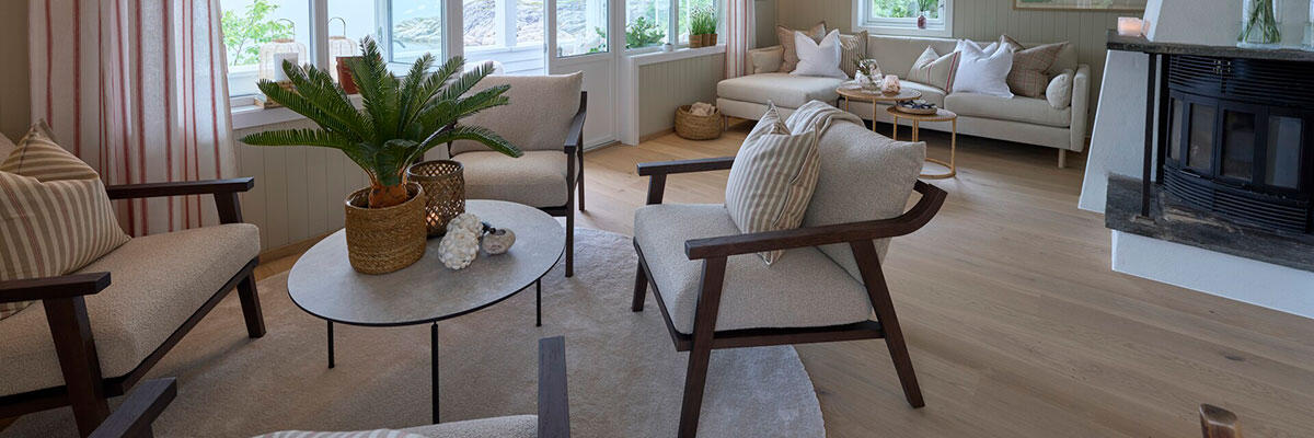 Eventyrlig Oppussing forvandlet hytteparadiset i Portør. Her ser dere etter resultatet fra stuen.