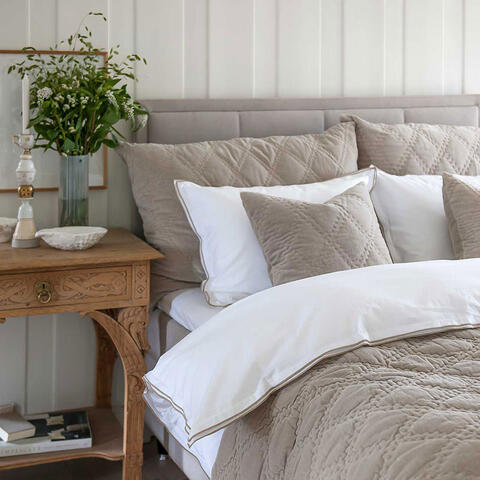 sengetøy og sengeteppe i beige toner fra Borås Cotton