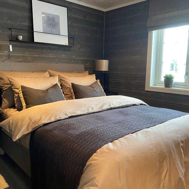 skap lun stemning på soverommet på hytta med sengetøy fra norsk dun