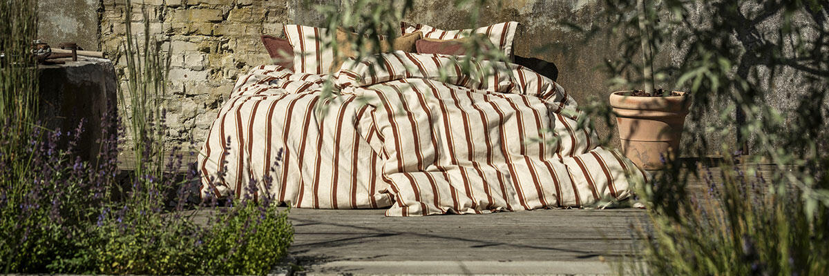 Stripete sengetøy i lin fra Gustav Ovland