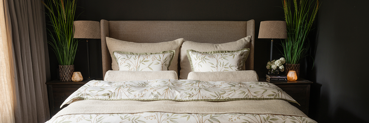 Sengetøy i bomullsateng fra Halvor Bakke. Design: Luna