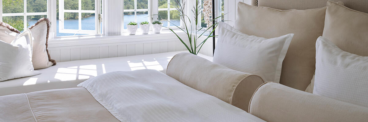 Ensfarget mykt sengetøy i bomullsateng fra Halvor Bakke. Design: Exo