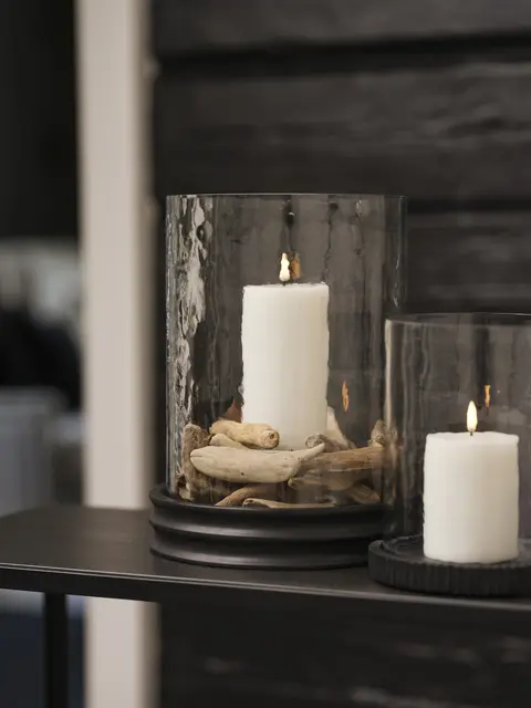Halvor Bakke Upington lyslykt trebase svart med grov struktur, banket glass 
