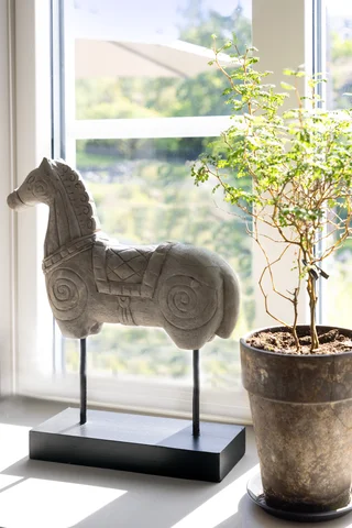 Lama håndlaget hest på stativ H38 Natur