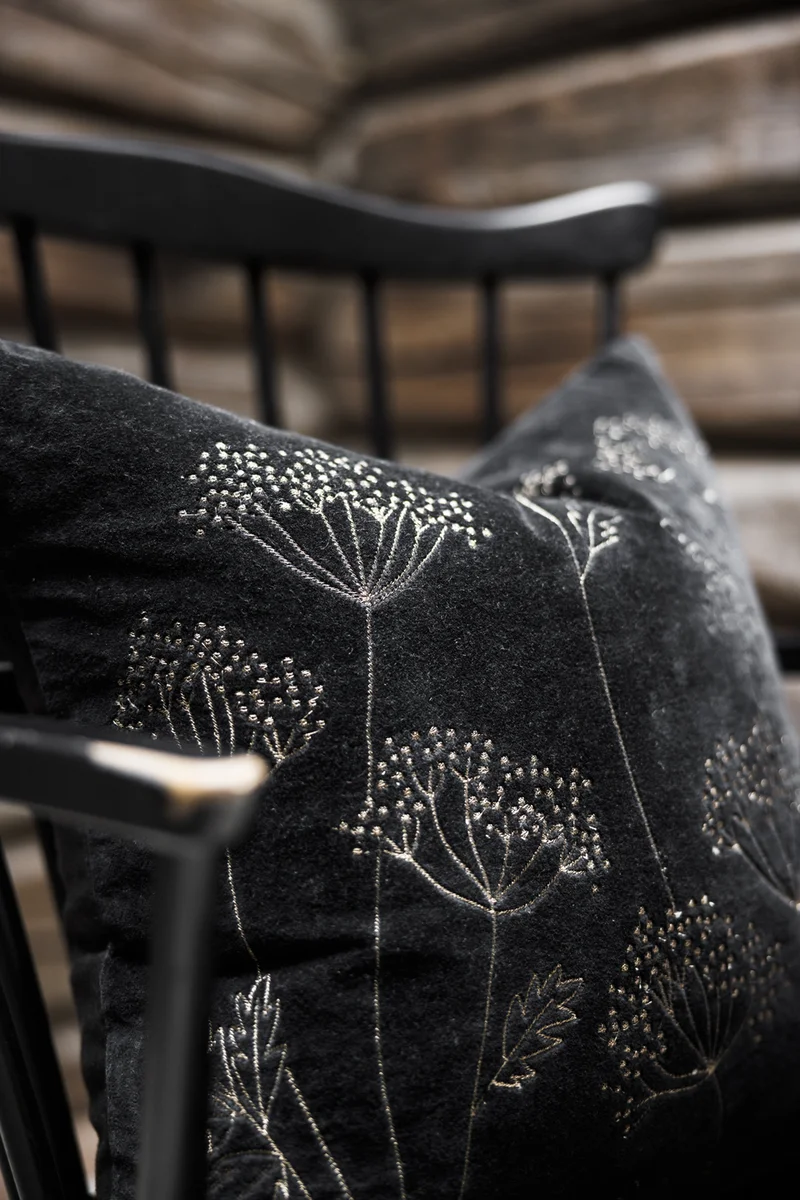 Lama Putetrekk fløyel svart med gull broderi 50x50 