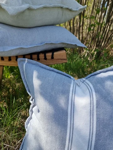 Lama putetrekk PET 50x50 Mellomblå med hvit stripe