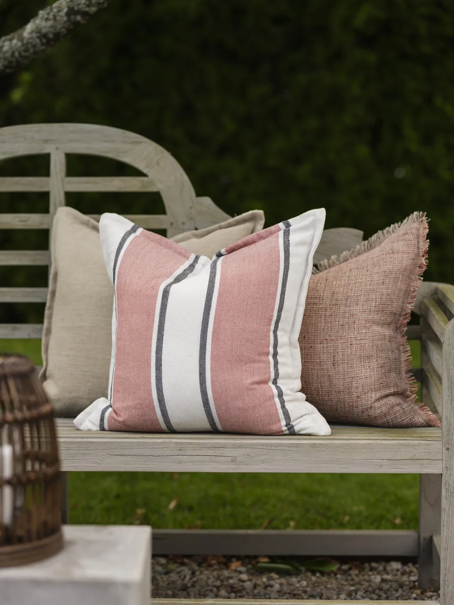 Lama putetrekk PET 50x50 Offwhite med korall stripe 