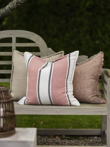 Lama putetrekk PET 50x50 Offwhite med korall stripe