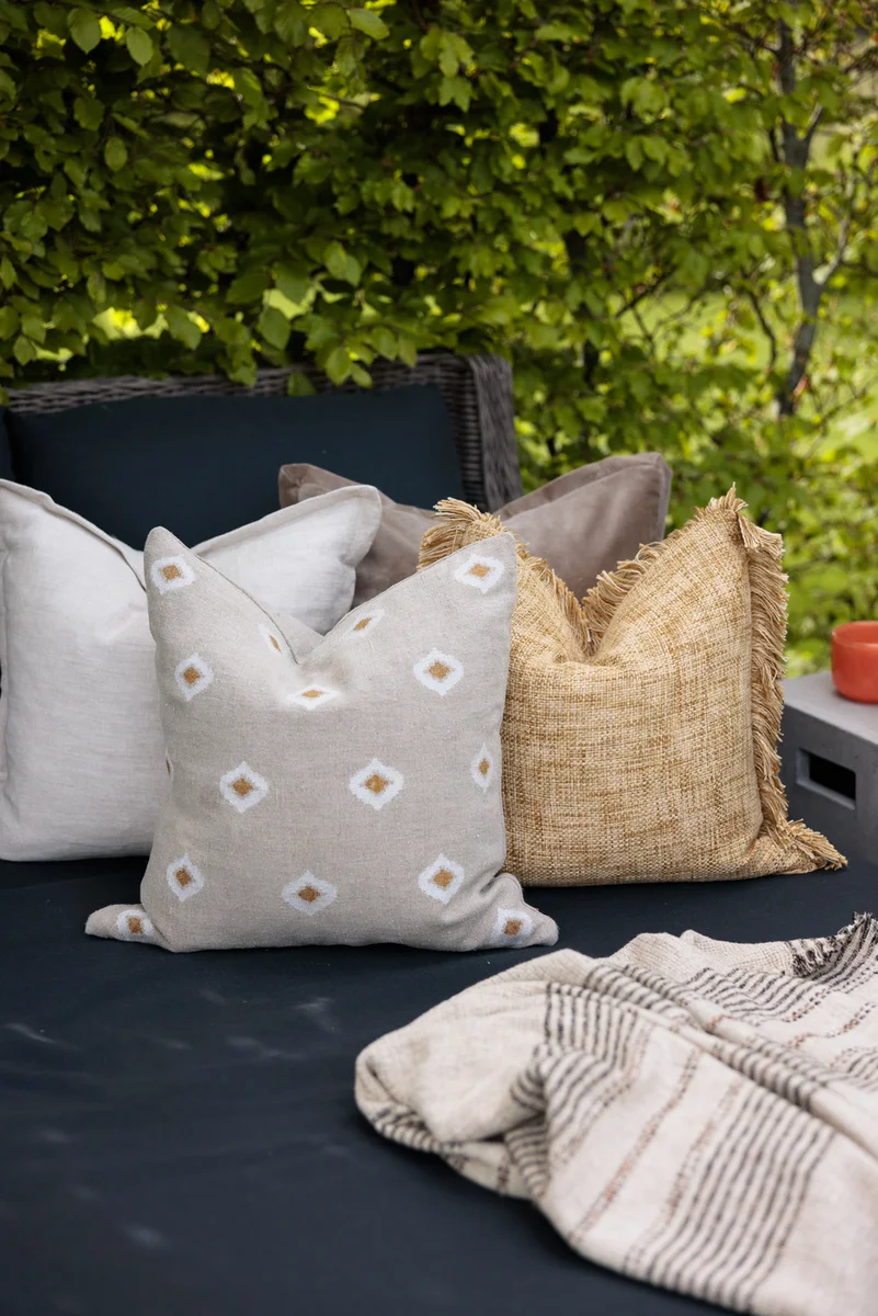 Lama Gargano putetrekk 50x50 Beige med broderte gule firkanter 