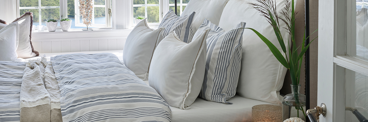 Stripete sengetøy i krepp fra Halvor Bakke er sommerens favoritt.